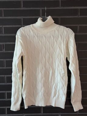 NWOT white knit turtleneck